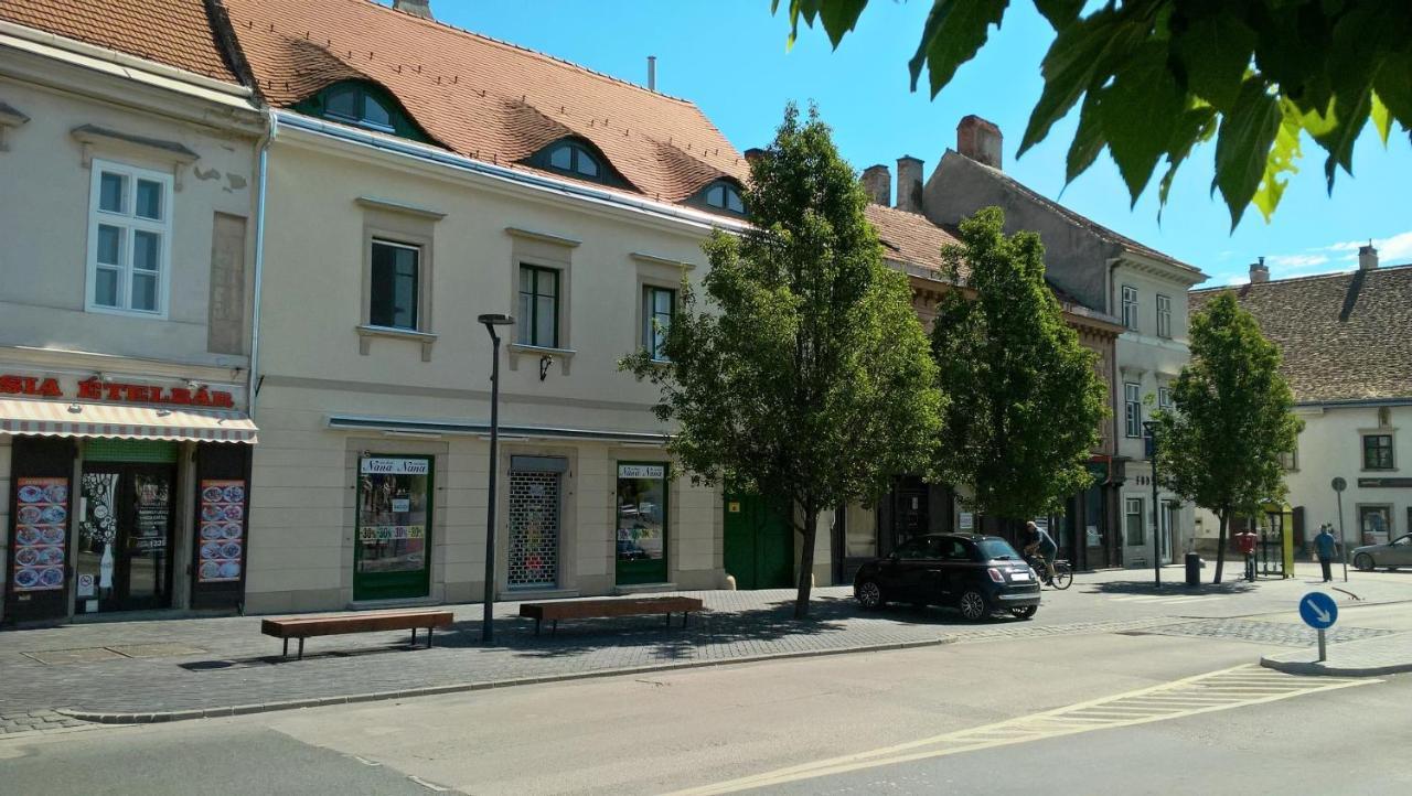 Belvaros Apartmanhaz Ödenburg Exterior foto