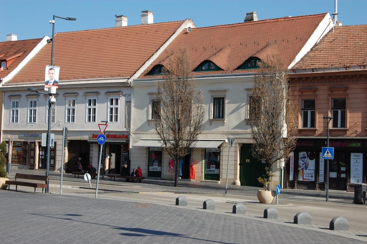 Belvaros Apartmanhaz Ödenburg Exterior foto