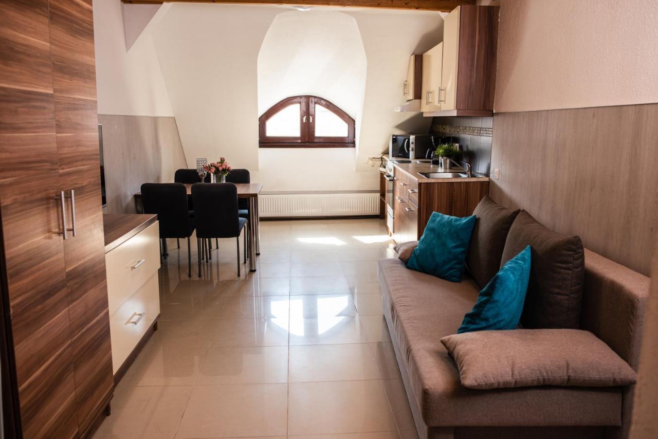 Belvaros Apartmanhaz Ödenburg Exterior foto