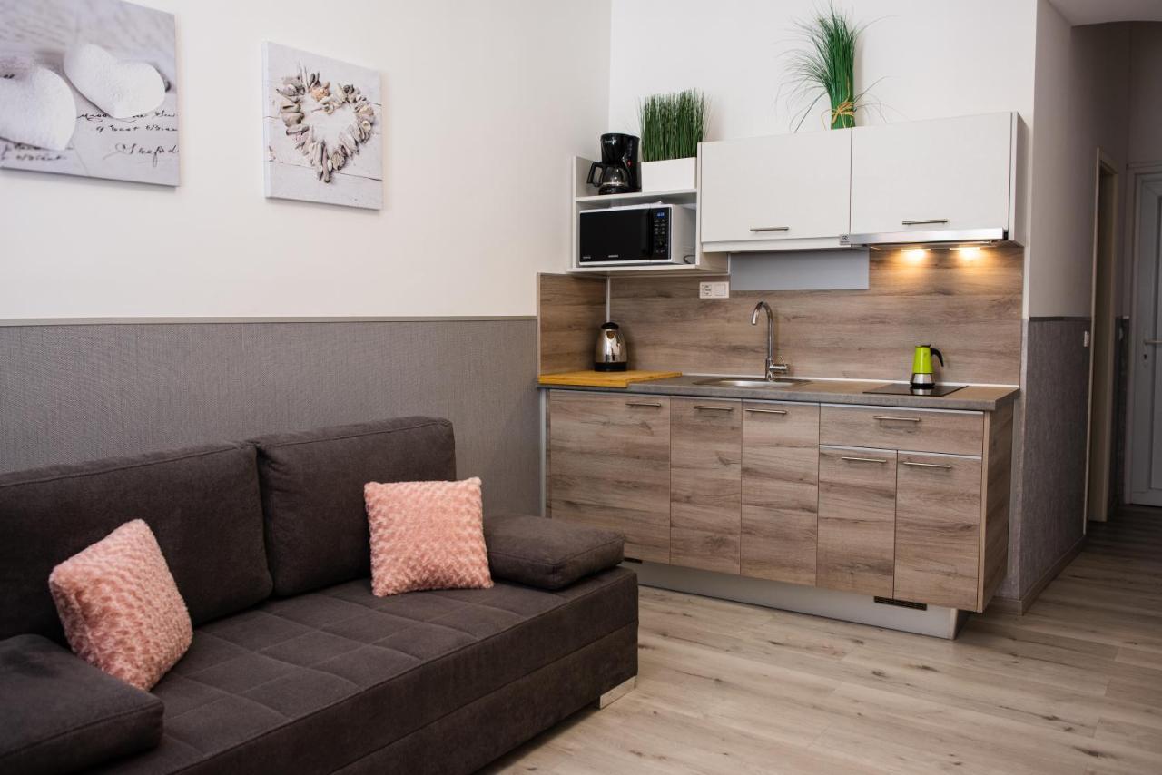 Belvaros Apartmanhaz Ödenburg Exterior foto