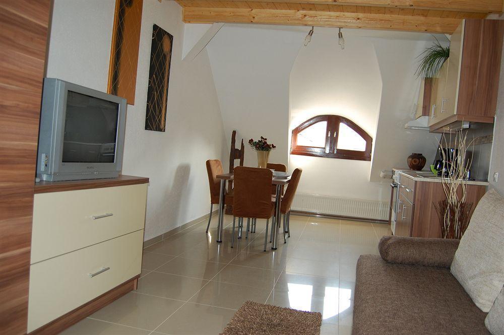 Belvaros Apartmanhaz Ödenburg Exterior foto